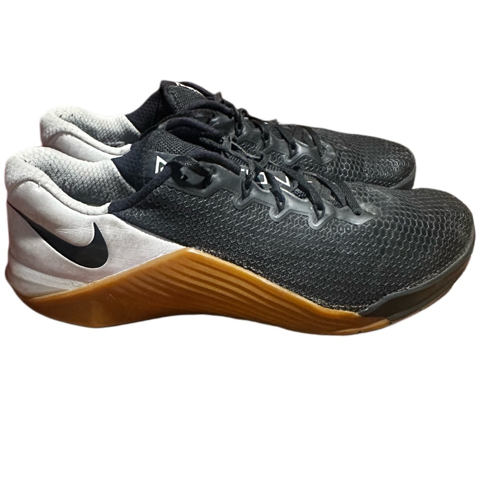 This is a pair of Nike Metcon 5 "Black Gum" training shoes. Size 11 men’s